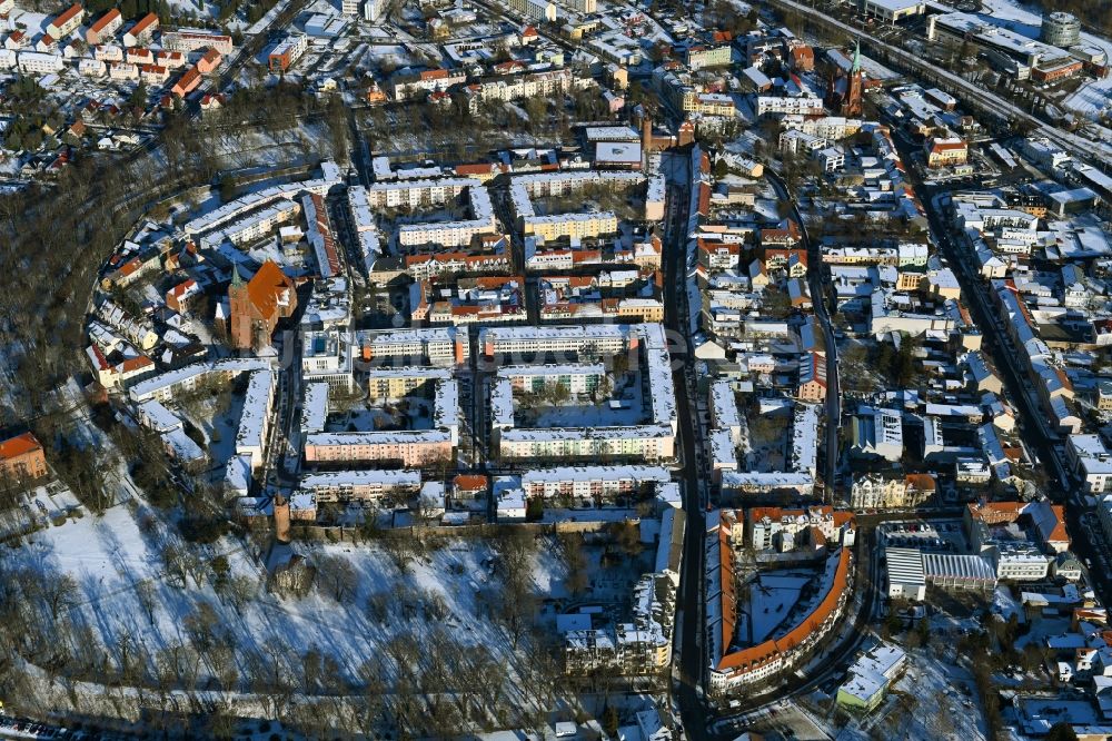 Bernau aus der Vogelperspektive: Winterluftbild Altstadtbereich und Innenstadtzentrum in Bernau im Bundesland Brandenburg, Deutschland