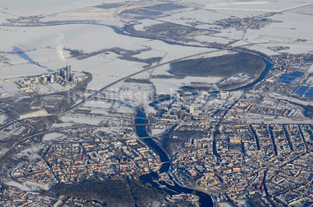 Luftaufnahme Bernburg (Saale) - Winterluftbild Altstadtbereich und Innenstadtzentrum in Bernburg (Saale) im Bundesland Sachsen-Anhalt, Deutschland