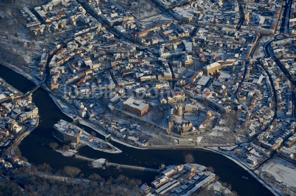 Bernburg (Saale) von oben - Winterluftbild Altstadtbereich und Innenstadtzentrum in Bernburg (Saale) im Bundesland Sachsen-Anhalt, Deutschland