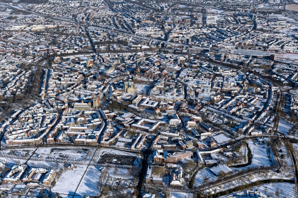 Münster von oben - Winterluftbild Altstadtbereich und Innenstadtzentrum in Münster im Bundesland Nordrhein-Westfalen, Deutschland