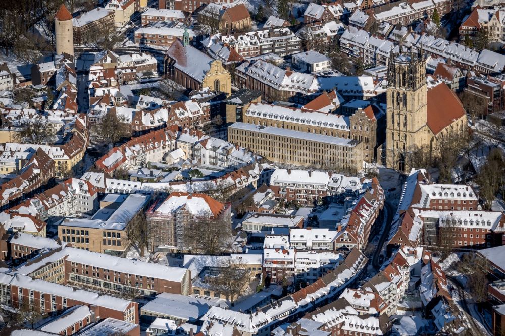 Münster aus der Vogelperspektive: Winterluftbild Altstadtbereich und Innenstadtzentrum in Münster im Bundesland Nordrhein-Westfalen, Deutschland