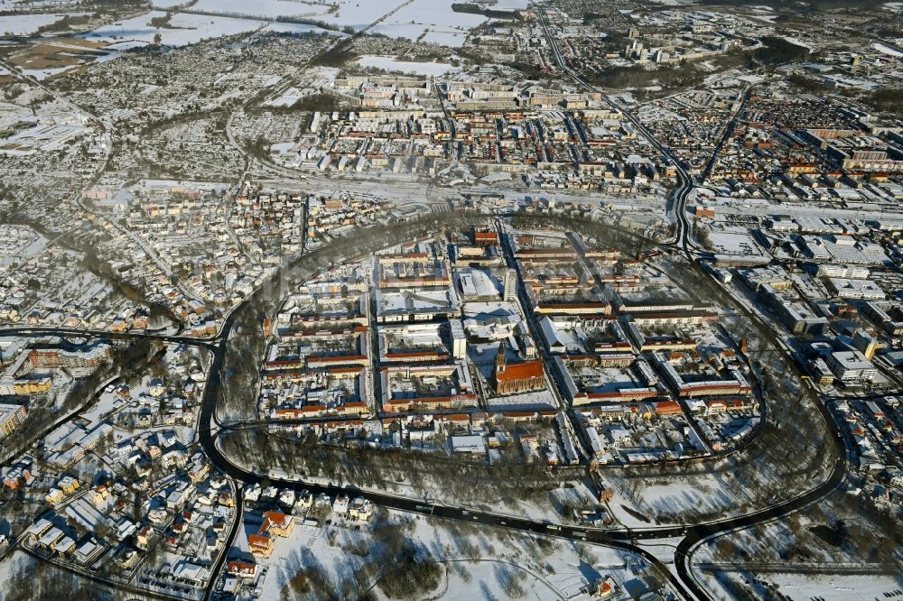 Luftaufnahme Neubrandenburg - Winterluftbild Altstadtbereich und Innenstadtzentrum in Neubrandenburg im Bundesland Mecklenburg-Vorpommern, Deutschland