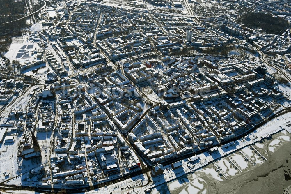 Rostock aus der Vogelperspektive: Winterluftbild Altstadtbereich und Innenstadtzentrum in Rostock im Bundesland Mecklenburg-Vorpommern, Deutschland