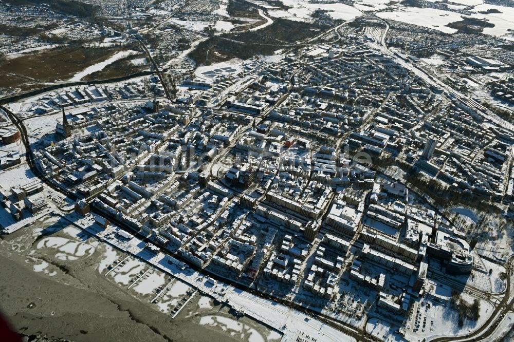 Rostock von oben - Winterluftbild Altstadtbereich und Innenstadtzentrum in Rostock im Bundesland Mecklenburg-Vorpommern, Deutschland