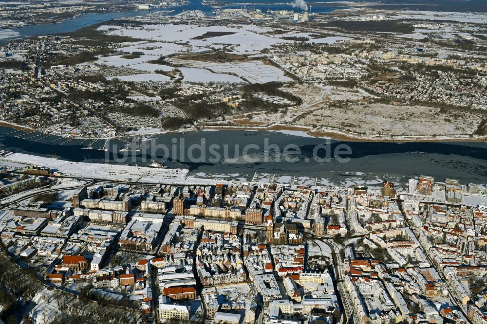 Luftaufnahme Rostock - Winterluftbild Altstadtbereich und Innenstadtzentrum in Rostock im Bundesland Mecklenburg-Vorpommern, Deutschland