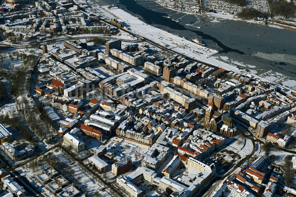 Luftbild Rostock - Winterluftbild Altstadtbereich und Innenstadtzentrum in Rostock im Bundesland Mecklenburg-Vorpommern, Deutschland