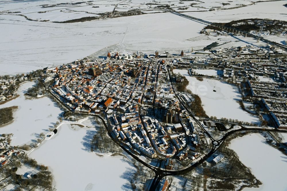Luftaufnahme Stralsund - Winterluftbild Altstadtbereich und Innenstadtzentrum in Stralsund im Bundesland Mecklenburg-Vorpommern, Deutschland