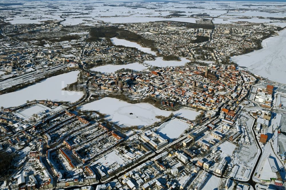 Stralsund aus der Vogelperspektive: Winterluftbild Altstadtbereich und Innenstadtzentrum in Stralsund im Bundesland Mecklenburg-Vorpommern, Deutschland