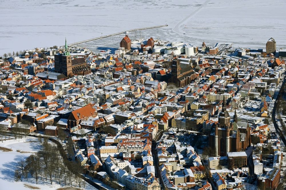 Luftbild Stralsund - Winterluftbild Altstadtbereich und Innenstadtzentrum in Stralsund im Bundesland Mecklenburg-Vorpommern, Deutschland