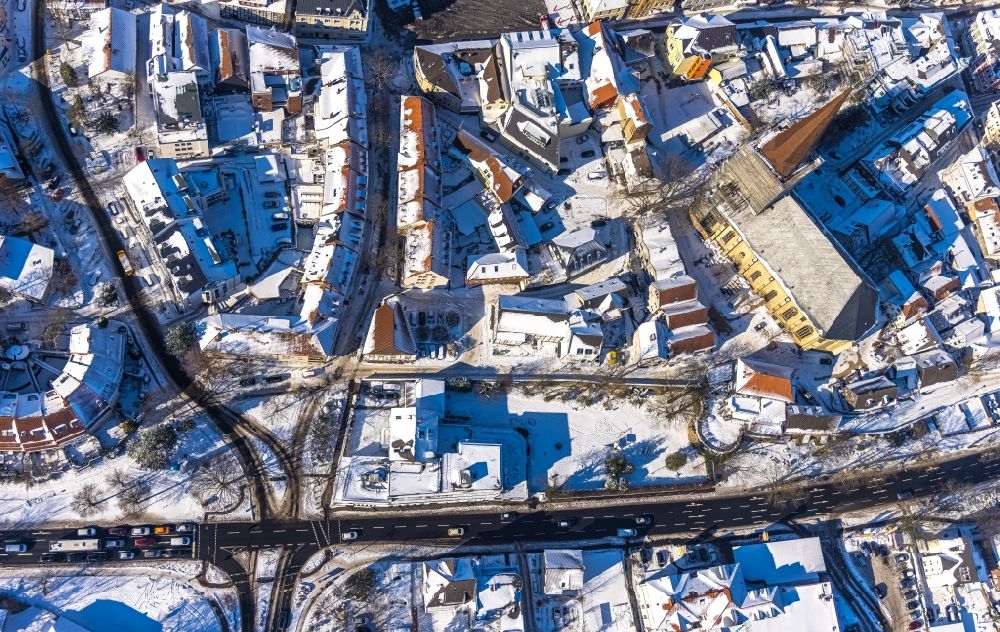 Unna von oben - Winterluftbild Altstadtbereich und Innenstadtzentrum an der Wasserstraße in Unna im Bundesland Nordrhein-Westfalen, Deutschland
