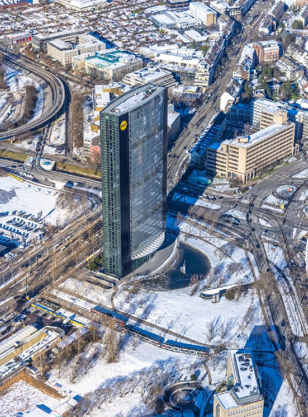 Luftbild Düsseldorf - Winterluftbild ARAG-Tower des Versicherungs- Unternehmens ARAG SE in Düsseldorf im Bundesland Nordrhein-Westfalen