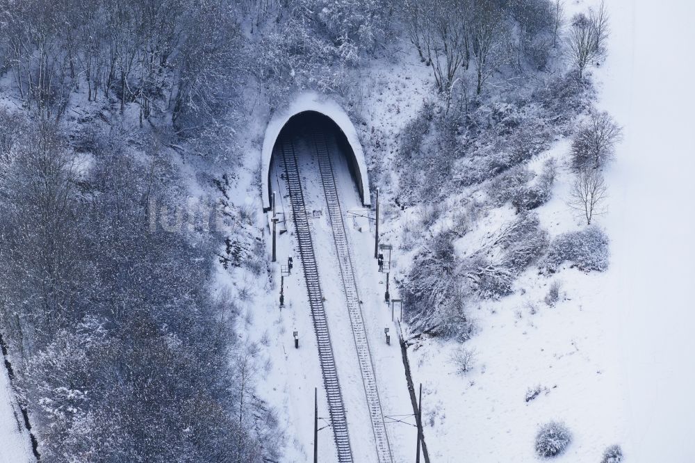 Jühnde aus der Vogelperspektive: Winterluftbild Ein- und Ausfahrt des Endelskamp Tunnel in Jühnde im Bundesland Niedersachsen, Deutschland