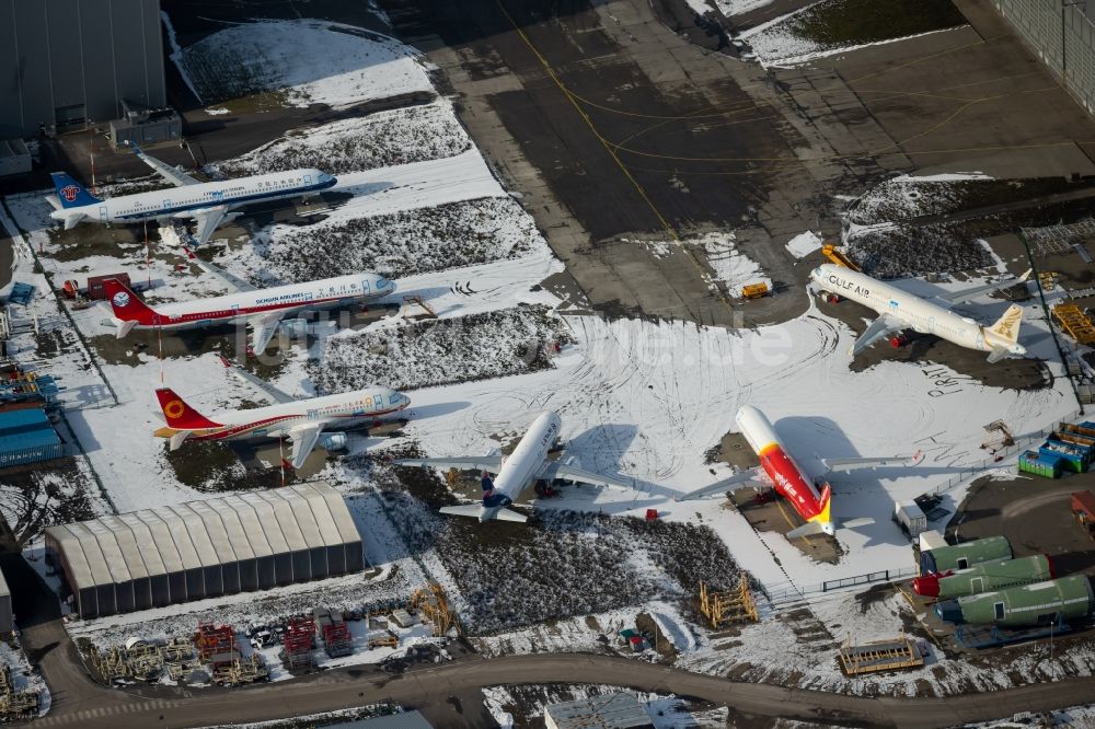 Luftaufnahme Hamburg - Winterluftbild Auslieferungsbereite Passagierflugzeuge auf dem Werftgelände der Airbus SE in Hamburg, Deutschland