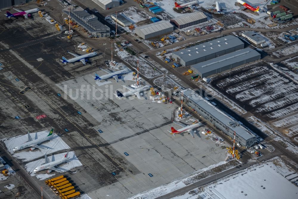 Hamburg aus der Vogelperspektive: Winterluftbild Auslieferungsbereite Passagierflugzeuge auf dem Werftgelände der Airbus SE in Hamburg, Deutschland