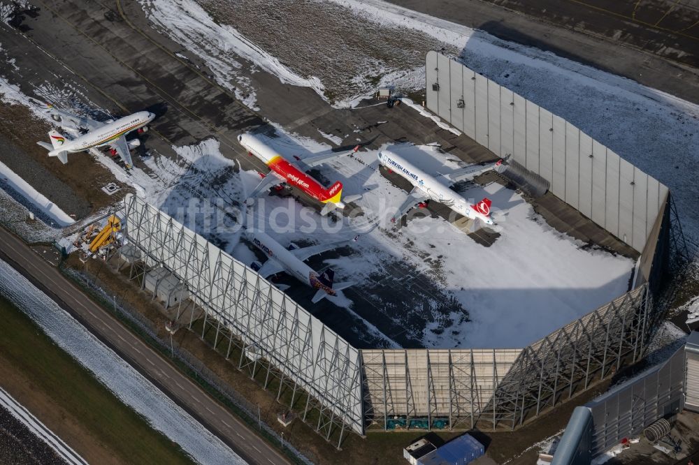 Hamburg von oben - Winterluftbild Auslieferungsbereite Passagierflugzeuge auf dem Werftgelände der Airbus SE in Hamburg, Deutschland