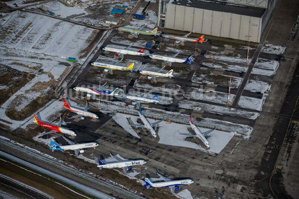 Luftbild Hamburg - Winterluftbild Auslieferungsbereite Passagierflugzeuge auf dem Werftgelände der Airbus SE in Hamburg, Deutschland