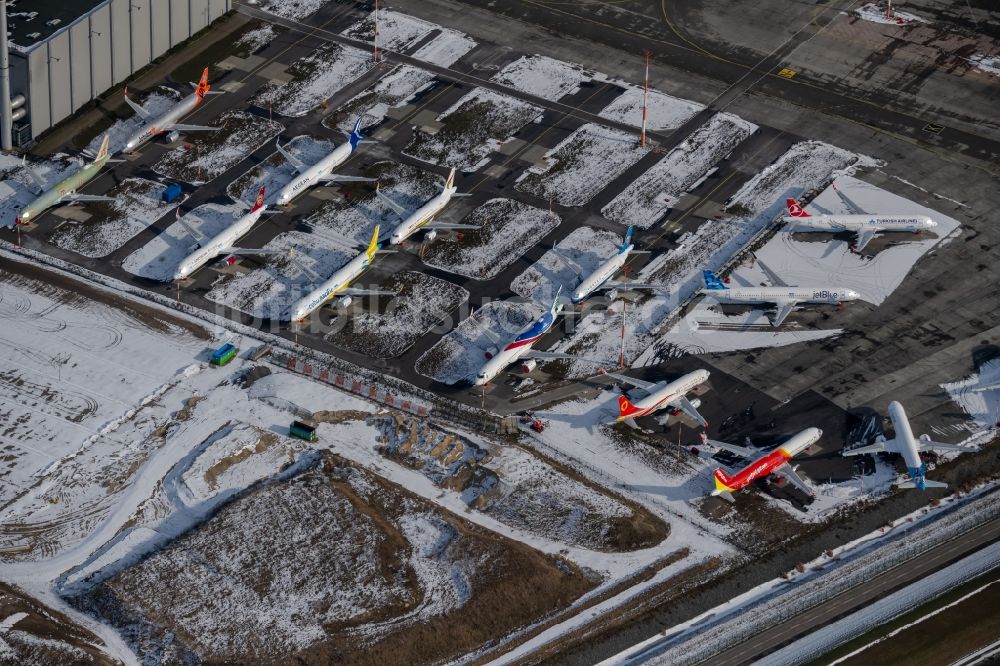 Hamburg aus der Vogelperspektive: Winterluftbild Auslieferungsbereite Passagierflugzeuge auf dem Werftgelände der Airbus SE in Hamburg, Deutschland