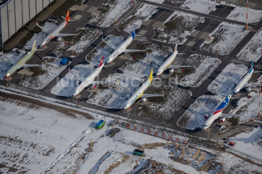 Luftbild Hamburg - Winterluftbild Auslieferungsbereite Passagierflugzeuge auf dem Werftgelände der Airbus SE in Hamburg, Deutschland