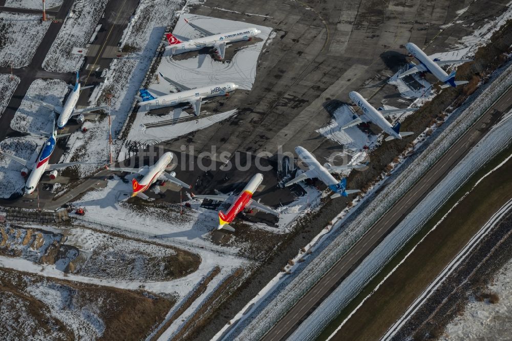 Luftaufnahme Hamburg - Winterluftbild Auslieferungsbereite Passagierflugzeuge auf dem Werftgelände der Airbus SE in Hamburg, Deutschland