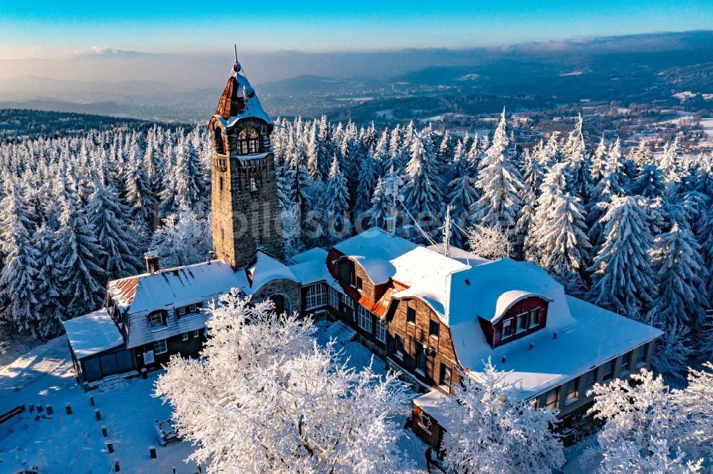 Smrzovka aus der Vogelperspektive: Winterluftbild Aussichtsturm auf dem Cerna studnice - Schwarzbrunnkoppe in Smrzovka in Liberecky kraj, Tschechien
