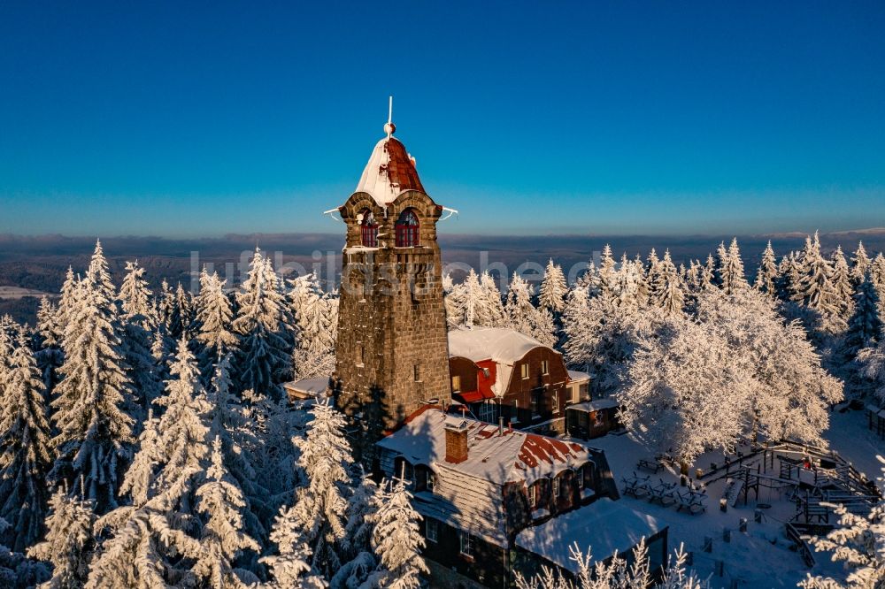 Luftbild Smrzovka - Winterluftbild Aussichtsturm auf dem Cerna studnice - Schwarzbrunnkoppe in Smrzovka in Liberecky kraj, Tschechien