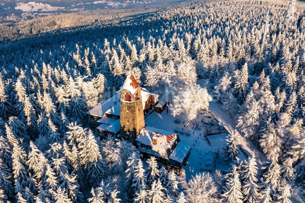 Luftaufnahme Smrzovka - Winterluftbild Aussichtsturm auf dem Cerna studnice - Schwarzbrunnkoppe in Smrzovka in Liberecky kraj, Tschechien