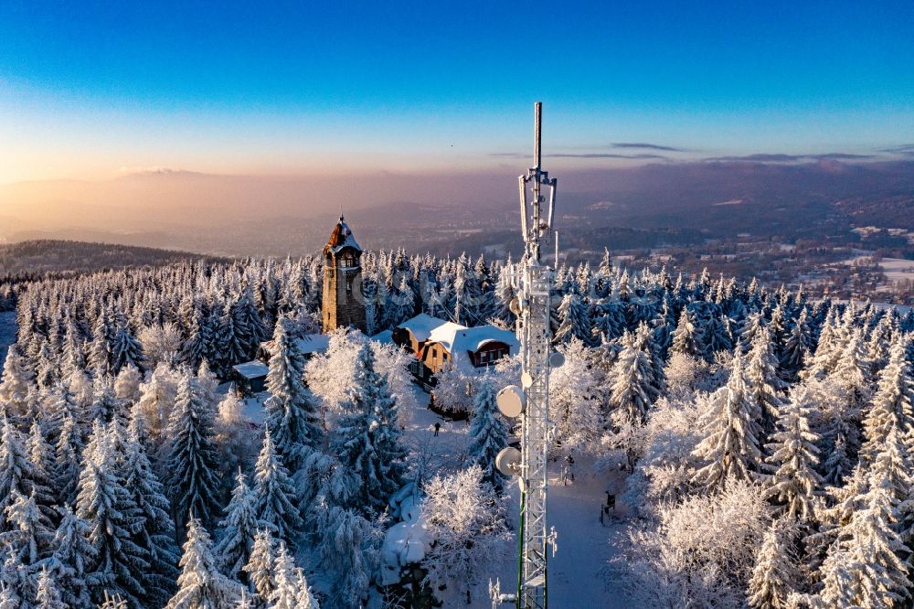 Smrzovka von oben - Winterluftbild Aussichtsturm auf dem Cerna studnice - Schwarzbrunnkoppe in Smrzovka in Liberecky kraj, Tschechien
