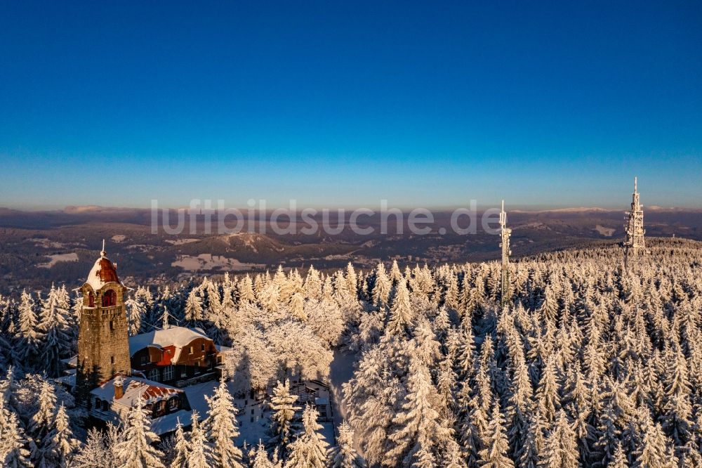 Smrzovka aus der Vogelperspektive: Winterluftbild Aussichtsturm auf dem Cerna studnice - Schwarzbrunnkoppe in Smrzovka in Liberecky kraj, Tschechien