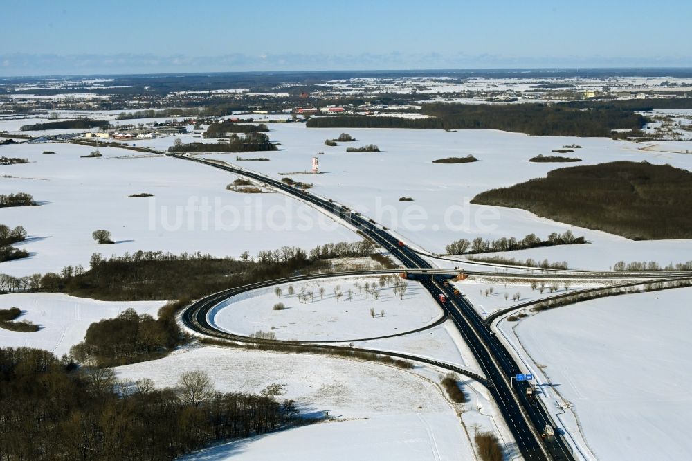 Luftbild Süderholz - Winterluftbild Autobahn- Anschlussstelle der BAB A20 - E251 Abfahrt Stralsund in Süderholz im Bundesland Mecklenburg-Vorpommern, Deutschland