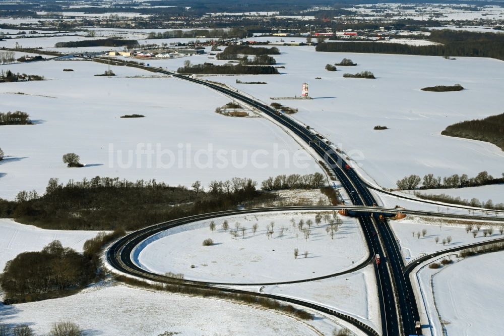 Süderholz von oben - Winterluftbild Autobahn- Anschlussstelle der BAB A20 - E251 Abfahrt Stralsund in Süderholz im Bundesland Mecklenburg-Vorpommern, Deutschland