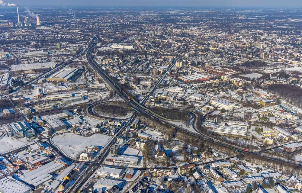 Luftaufnahme Bochum - Winterluftbild Autobahn- Anschlussstelle der BAB A43 im Ortsteil Riemke in Bochum im Bundesland Nordrhein-Westfalen, Deutschland