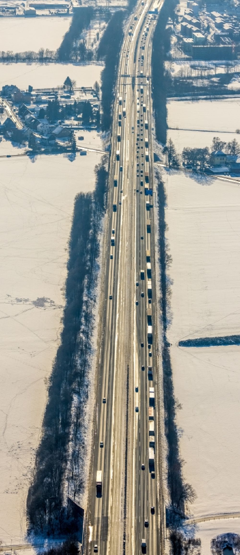 Unna von oben - Winterluftbild Autobahn- Streckenverlauf der A1 in Unna im Bundesland Nordrhein-Westfalen, Deutschland
