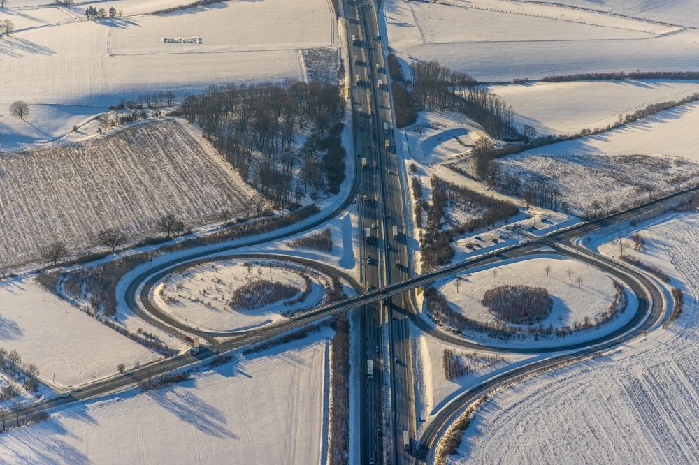 Werl von oben - Winterluftbild Autobahnabfahrt der BAB A44 Werl-Süd im Ortsteil Westönnen in Werl im Bundesland Nordrhein-Westfalen, Deutschland
