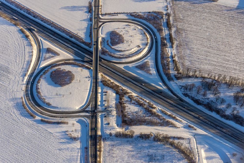 Werl aus der Vogelperspektive: Winterluftbild Autobahnabfahrt der BAB A44 Werl-Süd im Ortsteil Westönnen in Werl im Bundesland Nordrhein-Westfalen, Deutschland