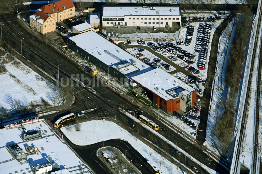 Luftaufnahme Berlin - Winterluftbild Autohandels- Gebäude der Koch Gruppe Automobile AG Alt-Biesdorf in Berlin, Deutschland