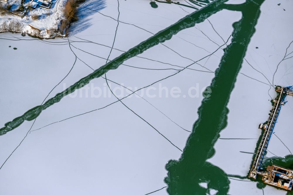 Dettelbach aus der Vogelperspektive: Winterluftbild Baggersee und Kies- Tagebau Dettelbacher Baggersee in Dettelbach im Bundesland Bayern, Deutschland