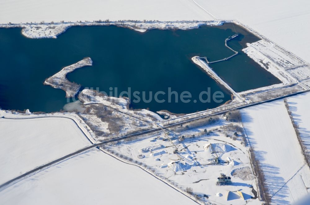 Luftbild Halberstadt - Winterluftbild Baggersee und Kies- Tagebau Kiessee Wegeleben in Halberstadt im Bundesland Sachsen-Anhalt, Deutschland