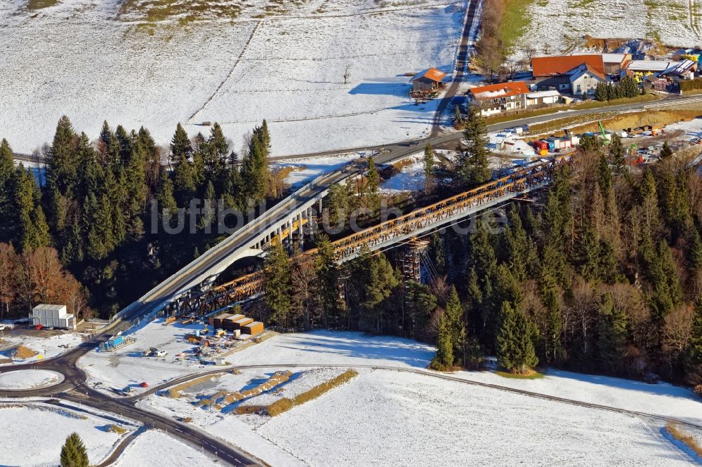 Rottenbruch von oben - Winterluftbild Bauarbeiten an der Behelfsbrücke neben der Echelsbacher Brücke zwischen Rottenbuch und Bad Bayersoien im Bundesland Bayern