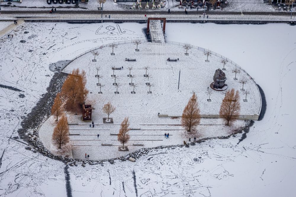 Luftaufnahme Dortmund - Winterluftbild Baum- Insel auf dem zugefrorenen Phoenix See in Dortmund im Bundesland Nordrhein-Westfalen, Deutschland