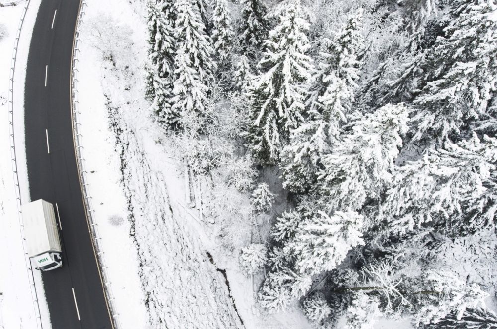 Luftaufnahme Sankt Andreasberg - Winterluftbild Baumspitzen in einem Waldgebiet in Sankt Andreasberg im Bundesland Niedersachsen, Deutschland