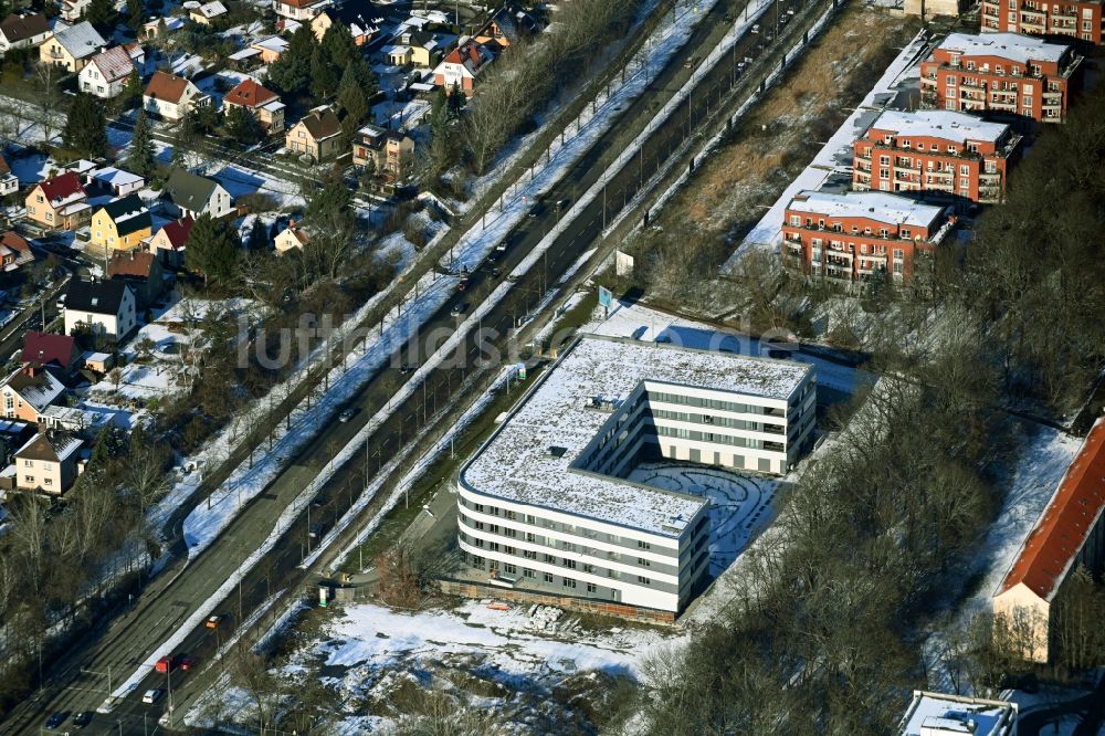 Luftaufnahme Berlin - Winterluftbild Baustelle der Altersheim - Seniorenresidenz im Ortsteil Biesdorf in Berlin, Deutschland