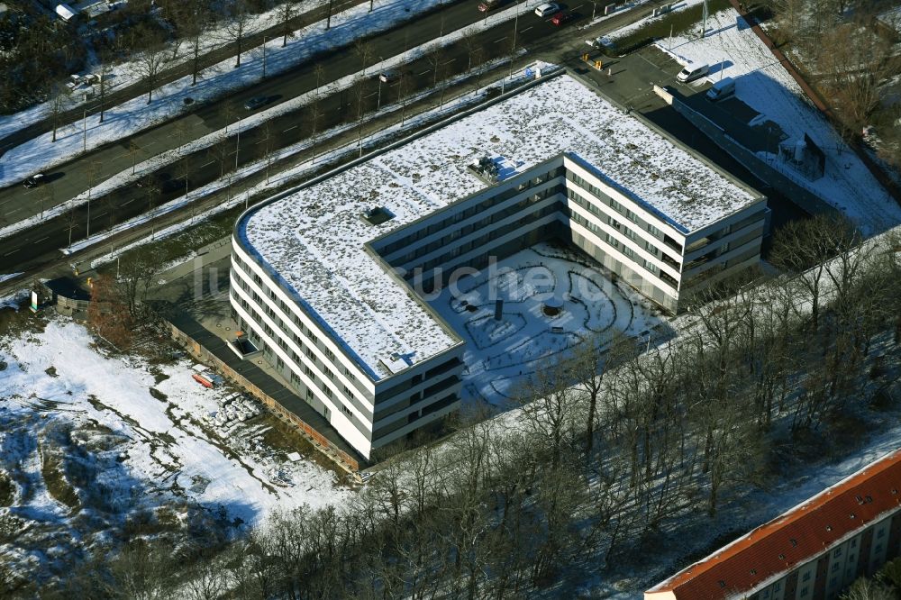 Luftaufnahme Berlin - Winterluftbild Baustelle der Altersheim - Seniorenresidenz im Ortsteil Biesdorf in Berlin, Deutschland