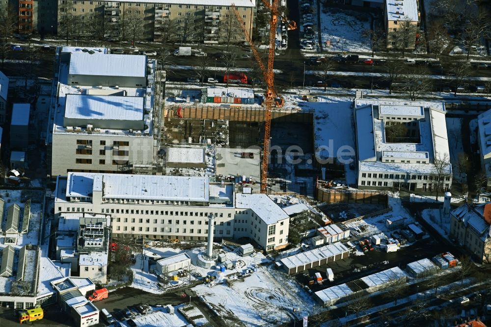 Luftbild Berlin - Winterluftbild Baustelle für einen Erweiterungs- Neubau auf dem Klinikgelände des Krankenhauses Vivantes Auguste-Viktoria-Klinikum im Ortsteil Schöneberg in Berlin, Deutschland