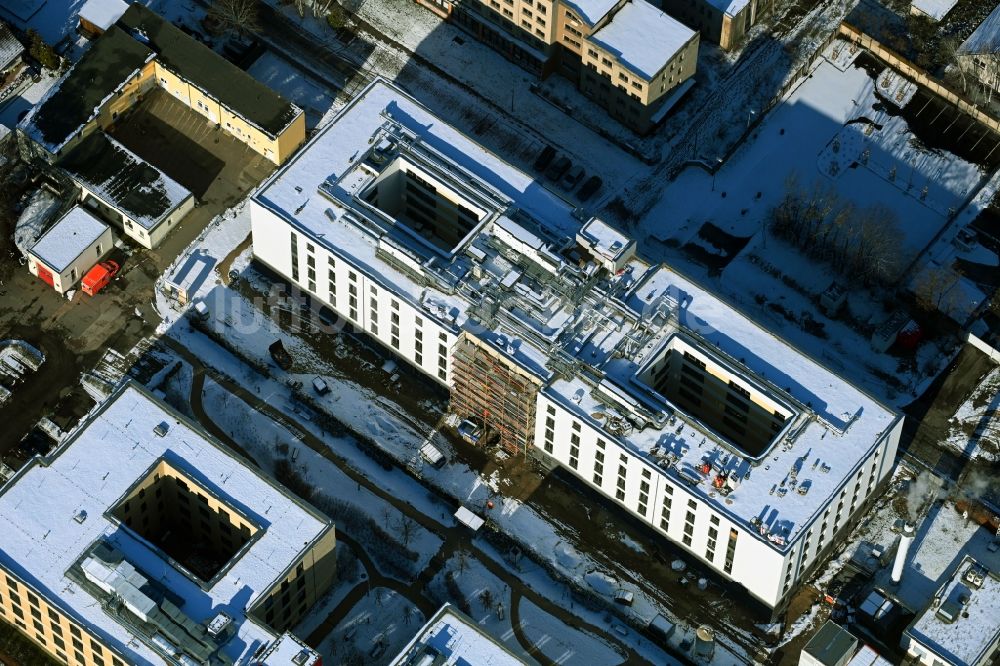 Berlin von oben - Winterluftbild Baustelle vom Neubau eines Seniorenzentrums im Ortsteil Kaulsdorf in Berlin, Deutschland