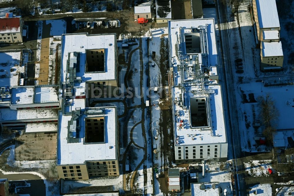 Luftbild Berlin - Winterluftbild Baustelle vom Neubau eines Seniorenzentrums im Ortsteil Kaulsdorf in Berlin, Deutschland