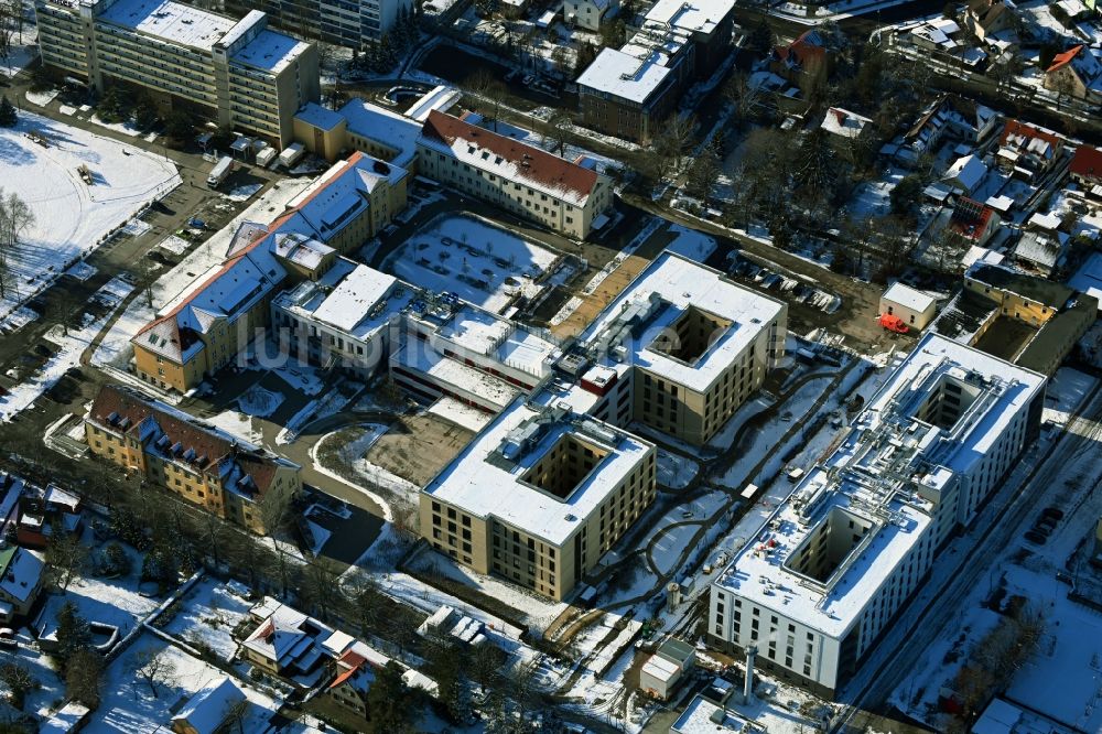 Luftaufnahme Berlin - Winterluftbild Baustelle vom Neubau eines Seniorenzentrums im Ortsteil Kaulsdorf in Berlin, Deutschland