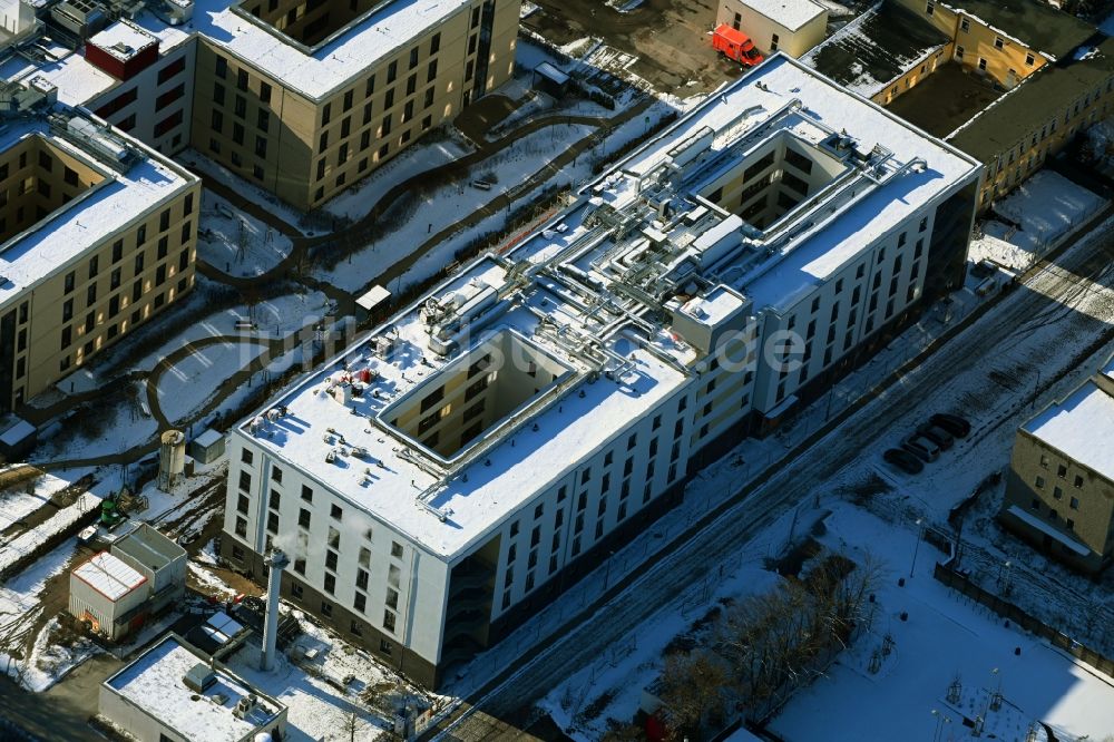 Berlin von oben - Winterluftbild Baustelle vom Neubau eines Seniorenzentrums im Ortsteil Kaulsdorf in Berlin, Deutschland