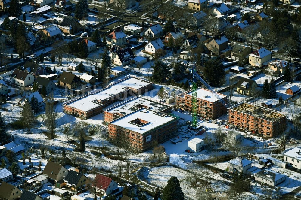 Luftaufnahme Berlin - Winterluftbild Baustelle vom Neubau eines Seniorenzentrums im Ortsteil Mahlsdorf in Berlin, Deutschland