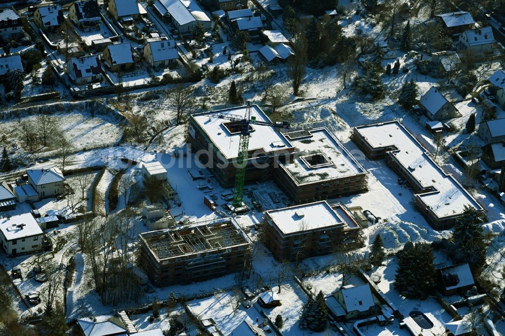 Luftaufnahme Berlin - Winterluftbild Baustelle vom Neubau eines Seniorenzentrums im Ortsteil Mahlsdorf in Berlin, Deutschland