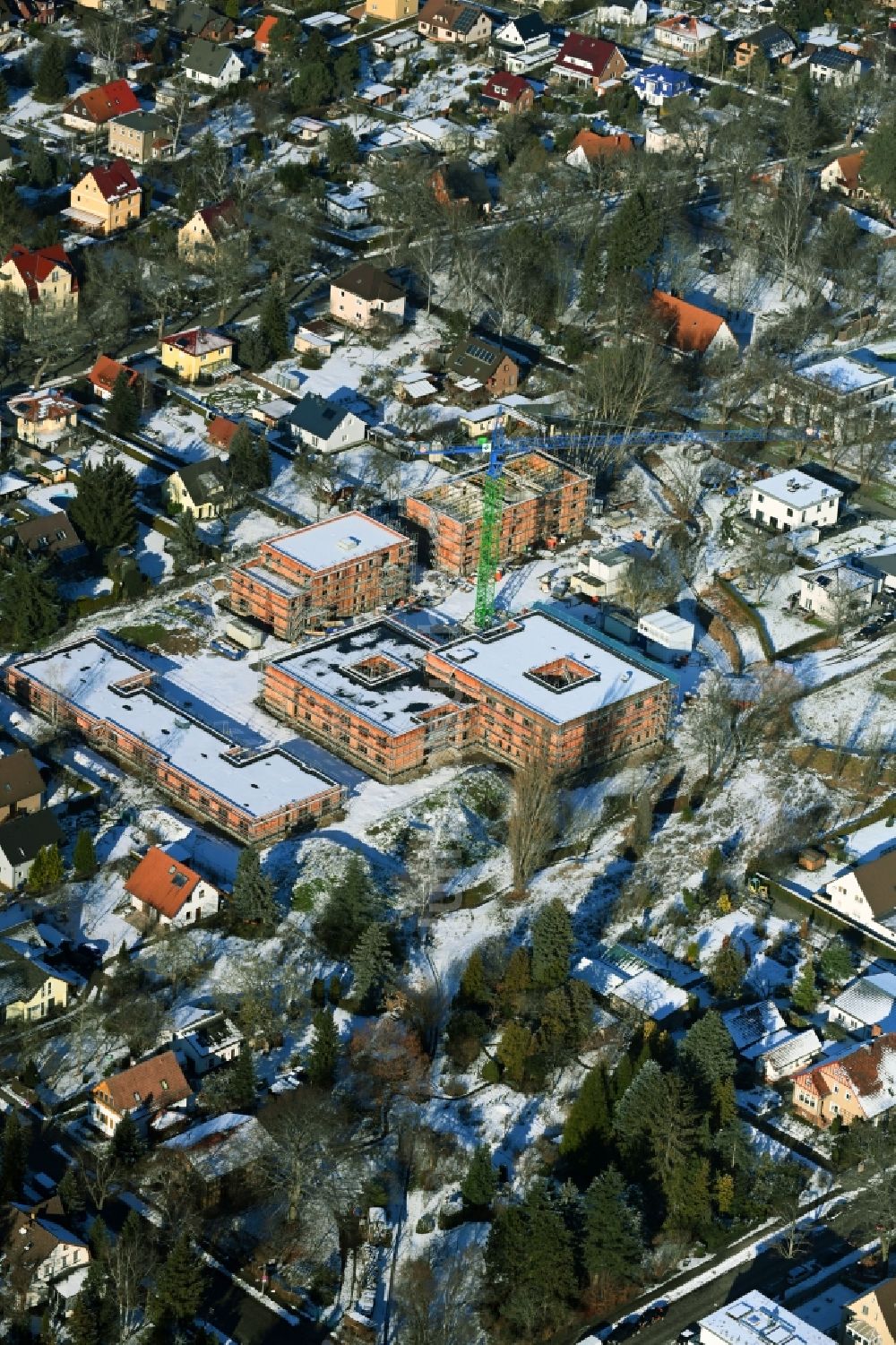 Luftbild Berlin - Winterluftbild Baustelle vom Neubau eines Seniorenzentrums im Ortsteil Mahlsdorf in Berlin, Deutschland